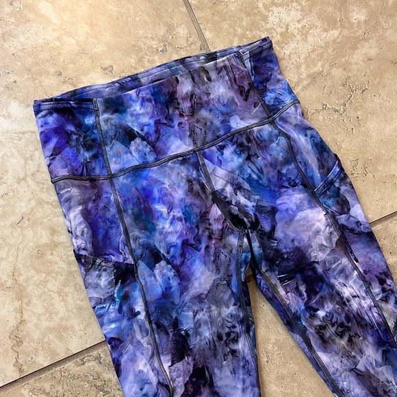 Lululemon Fast and Free High-Rise Tight 25" SIZE 6
Chromasphere Multi Blue - Picture 8 of 15